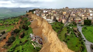 Sạt lở vách đá dài hơn 4km, thị trấn ở Ý sơ tán khẩn cấp cả ngàn người