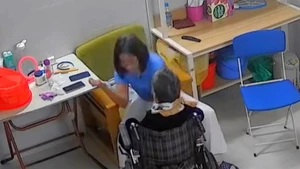 Công an Hà Nội khởi tố nữ giúp việc bạo hành cụ bà 90 tuổi