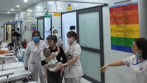 Cảnh sát giao thông dùng mô tô đặc chủng đưa bé trai bị hóc dị vật đến bệnh viện ở TP.HCM