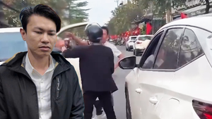 Khởi tố người đàn ông hùng hổ lao vào đánh tài xế ô tô sau va chạm giao thông