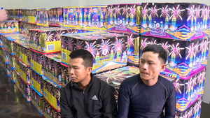 Dự trữ 220kg pháo nổ để bán kiếm lời dịp Tết, 2 người bị tạm giữ