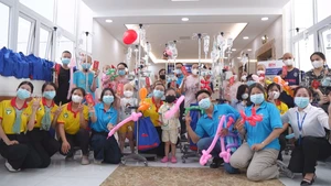 ‘Ước mơ của Thuý’ mang 440 phần quà Tết đến với bệnh nhi ung thư tại TP.HCM
