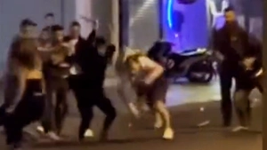 Video du khách nước ngoài bị nhóm người tấn công ở Nha Trang, công an vào cuộc xác minh