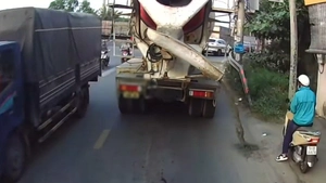 Xử phạt tài xế xả nước rửa bồn bê tông xuống đường ở xã Bà Điểm