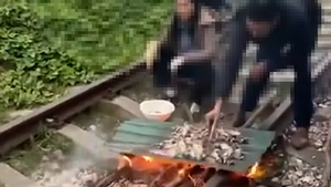 Cặp vợ chồng nướng đồ ăn trên đường ray bị lập biên bản xử phạt