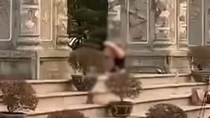 Video người phụ nữ quay clip tập yoga 'trồng cây chuối' đùi trần trước cổng chùa Linh Ứng