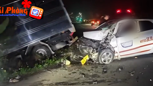 Hiện trường taxi tông xe tải, tài xế tử vong