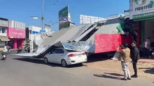 Vừa mua xong điện thoại, người phụ nữ bị bảng hiệu tiệm điện thoại sập đè trúng