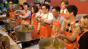 Thổi lửa nấu phở - khoảnh khắc đầy ý nghĩa mang Phở yêu thương đến với bà con vùng lũ Hòa Thịnh