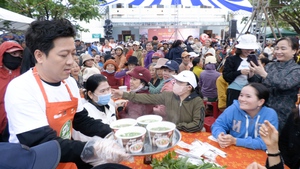 Nghệ sĩ Trường Giang chia sẻ cảm xúc khi nấu và bưng từng tô phở phục vụ người dân quê