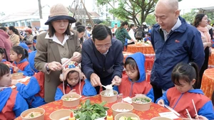 Hàng ngàn trẻ em ở Hòa Thịnh hớn hở ăn phở nóng và nhận quà Phở yêu thương