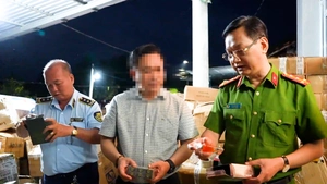 Khám xét cơ sở 'hô biến' tinh dầu, hóa chất thành nước hoa giả các nhãn hiệu nổi tiếng