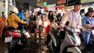 Thêm một buổi tối người dân TP.HCM rồng rắn lội nước dắt xe về nhà