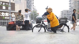 Kỷ lục 35 ngày mưa liên tiếp ở Tokyo khiến cuộc sống người dân đảo lộn