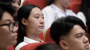 Những giọt nước mắt tại lễ trao học bổng Tiếp sức đến trường SV Đồng bằng sông Hồng và Bắc Trung Bộ