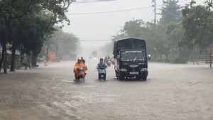 Nhiều tuyến đường ở Vinh ngập nửa mét sau mưa lớn, lắp máy bơm lưu động