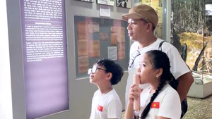 Học sinh, sinh viên TP.HCM thích thú tham quan bảo tàng miễn phí