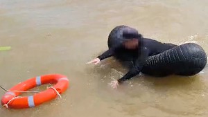 Người đàn ông bị sóng cuốn xa bờ khi đang thả lưới trên biển Nhật Lệ