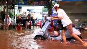 Người dân TP.HCM dậy từ 4 giờ sáng tát nước chống triều cường