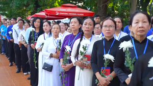 Người dân tiễn đưa 731 liệt sĩ từ công viên Lê Thị Riêng về nơi an nghỉ 