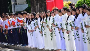Dòng người cầm hoa trắng tiễn đưa các anh về an nghỉ tại Nghĩa trang liệt sĩ TP.HCM