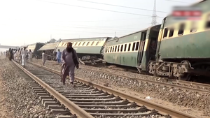Tai nạn đường sắt ở Pakistan: 14 toa tàu trật bánh, hàng chục người thương vong