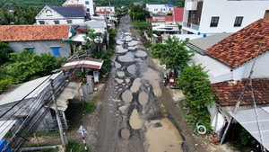 Ổ gà, hố sâu bủa vây đường đến Di tích quốc gia đặc biệt Gành Đá Đĩa