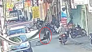 Camera quay cảnh nữ tài xế mở cửa ô tô gây tai nạn cho cụ bà đi xe đạp ở Nghệ An
