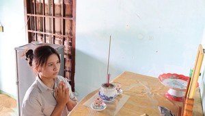Mẹ mất trong thảm kịch, cha bệnh tâm thần, nữ sinh đi làm thêm không từ bỏ con đường học