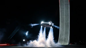 Video Tesla ra mắt xe mới có khả năng nhào lộn trên không, leo dốc dựng đứng