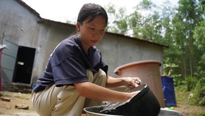 Nữ sinh không cha, chăm mẹ tâm thần nhọc nhằn giữa nỗi lo đi học và đi tìm mẹ