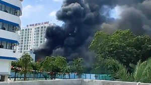 Cháy bên trong ngôi nhà đang sửa chữa ở TP.HCM