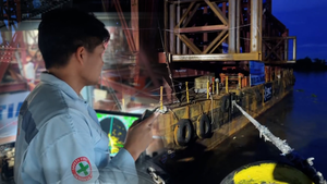 Đoàn lai dắt vòm thép cầu đi bộ sông Sài Gòn dừng nghỉ tại cầu phao ở Cần Giờ 