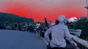 Có gì ở khúc cua đèo Hải Vân, nơi nhóm phụ nữ ngồi giữa đường chụp hình?