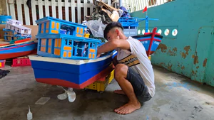 Ngư dân 18 tuổi chế tạo mô hình tàu cá sống động như thật