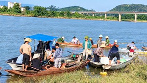 Lật thuyền trên sông Lam, hai vợ chồng mất tích