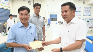 Ông Đinh Văn Nơi trao 100 triệu đồng động viên cán bộ đặc khu Phú Quốc xử lý hồ sơ đất đai
