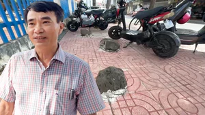 Nhiều tảng đá đặt trên vỉa hè trước trường học ở Đắk Lắk: Thầy hiệu trưởng lên tiếng 
