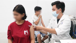 Nhiều nơi ghi nhận người dân đi tiêm vắc xin não mô cầu tăng, bác sĩ lưu ý gì?