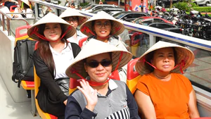 Chính thức ra mắt xe buýt điện 2 tầng phục vụ khách tham quan TP.HCM
