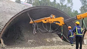 Cận cảnh đào hầm xuyên núi trên cao tốc gần 24.000 tỉ đồng nối Nghệ An với Lào  