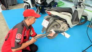 Cận cảnh quy trình kiểm tra khí thải xe máy do kỹ sư Honda thực hiện