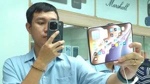 ‘Tín đồ’ iPhone chi hơn 80 triệu đồng để sở hữu siêu phẩm gập đầu tiên của Apple