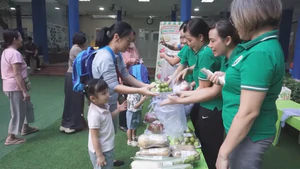 'Đi chợ' trong trường mầm non để kiểm chứng bữa ăn bán trú của con 