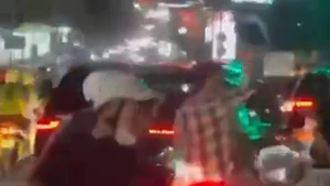 Video nhóm thanh thiếu niên đuổi đánh, chém người giữa đường ở phường An Khánh