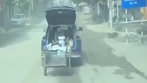 Phạt nữ tài xế ô tô để người ngồi trong cốp sau kéo lê xe cải tiến