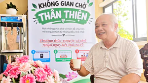 Quầy nước miễn phí cho người dân chờ làm hồ sơ tại một phường ở Huế 