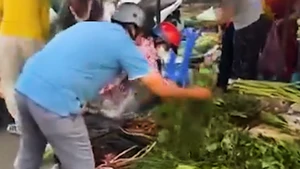 Trúng độc đắc 5 tờ vé số, chủ sạp rau quả ở Cà Mau 'xả giàn' cho ai cần thì lấy 