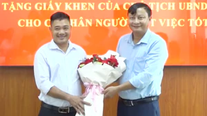 Khen thưởng người đàn ông bơi ra giữa sông cứu thanh niên đuối nước
