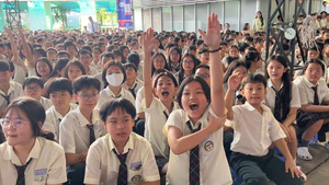Ca sĩ Đăng Khôi và cán bộ an ninh mạng nhắn nhủ học sinh 'chơi game an toàn'
